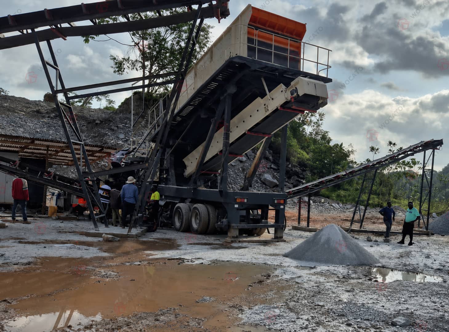 Installation de Concassage sur Roues 150–200 TPH avec Concasseur à Mâchoires C106 et Concasseur à Cône HP300 au Ghana